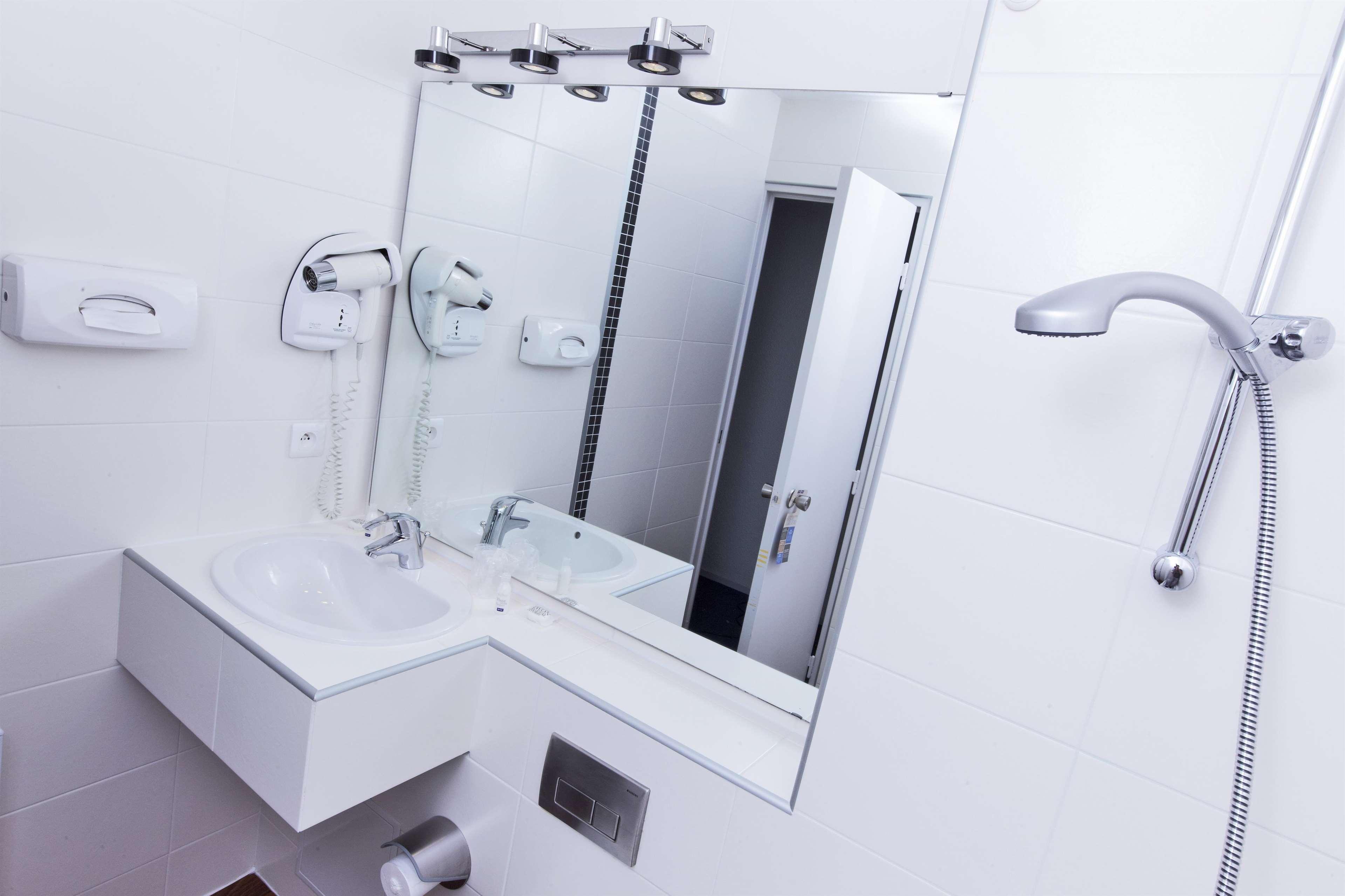 Hotel Kyriad Toulon Est Hyeres 3*
